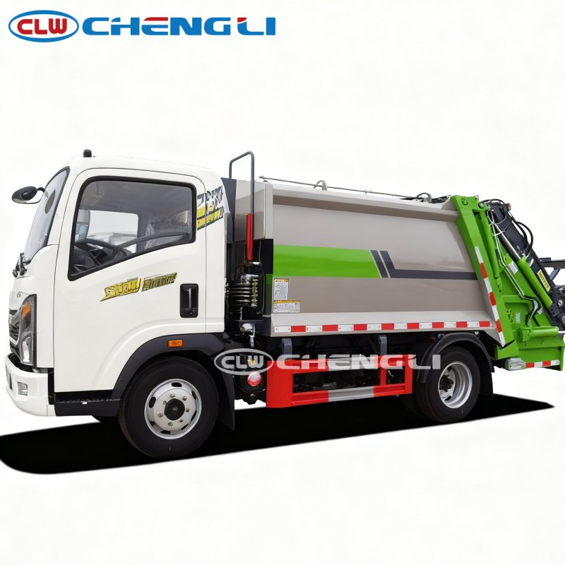 Prix Bas 4X2 Camion à ordures Sinotruk HOWO 4.5ton Camion de collecte des déchets 5.5cbm Camion compacteur à ordures pour la collecte des déchets municipaux